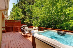 Terrace/patio - Terrific, central location for ski resort access with private hot tub & fireplace (Cottonwood Heights)