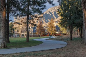 Property grounds - Terrific, central location for ski resort access with private hot tub & fireplace (Cottonwood Heights)