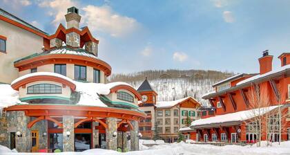 Terrific, central location for ski resort access with private hot tub & fireplace