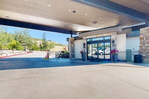 Property grounds - Beautiful resort studio with incredible amenities & shuttle service (Park City)