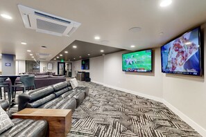 Interior - Beautiful resort studio with incredible amenities and shuttle service (Park City)