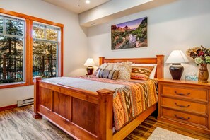 2 bedrooms, WiFi, bed sheets, wheelchair access - ski-in - ski-out condo with a deck, ski views & a shared pool and hot tub (Solitude)
