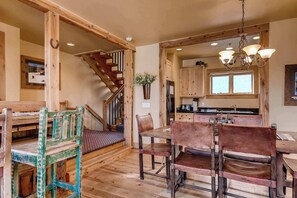 Dining - Downtown townhome with private hot tub close to Park City Mountain & Deer Valley (Park City)