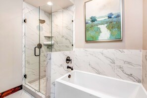 Shower, hair dryer, towels, shampoo - Stunning dog-friendly mountain condo with hot tub, gas grill, & AC (Kamas)