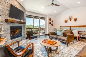 TV, fireplace, offices - Stunning dog-friendly mountain condo with hot tub, gas grill, & AC (Kamas)