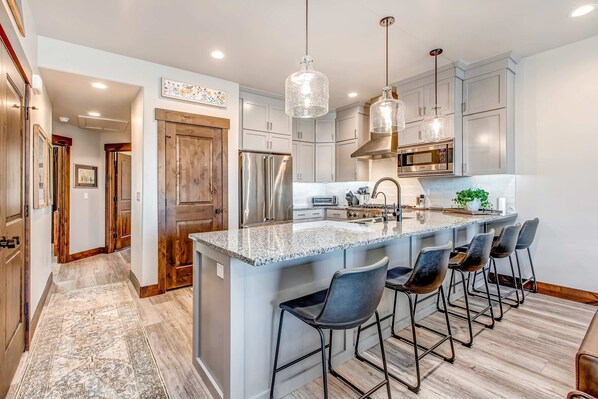 Fridge, microwave, oven, stovetop - Stunning dog-friendly mountain condo with hot tub, gas grill, & AC (Kamas)