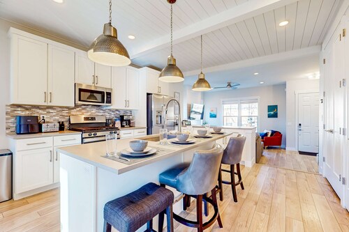 Stunning dog-friendly retreat with large balcony, fireplace, & mountain views
