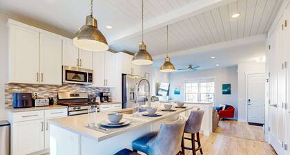 Stunning dog-friendly retreat with large balcony, fireplace, & mountain views