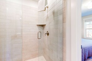 Een douche, een haardroger, handdoeken, shampoo