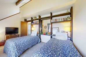 2 bedrooms, iron/ironing board, WiFi, bed sheets - Peaceful Villa with Loft - Front Porch, 2 Balconies - Next to Rec Center (Park City)