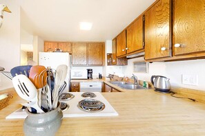 Fridge, microwave, oven, stovetop - Peaceful Villa with Loft - Front Porch, 2 Balconies - Next to Rec Center (Park City)