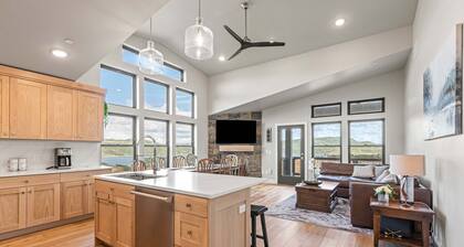 Brand-new top floor condo near Park City with water & mtn views, fireplace, W&D