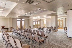 Meeting facility - Plush condo with pool, gym, hot tubs, garage & central AC - snowbird-friendly (Heber City)