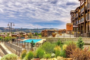 Pool - Plush condo with pool, gym, hot tubs, garage & central AC - snowbird-friendly (Heber City)