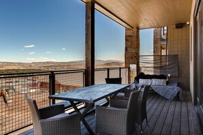 Outdoor dining - Luxury condo with large deck, pool/hot tub, walk to ski access (Park City)