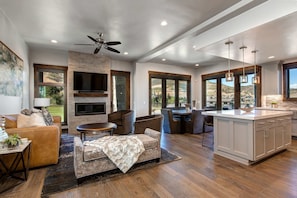 TV, fireplace, offices - Luxury condo with large deck, pool/hot tub, walk to ski access (Park City)
