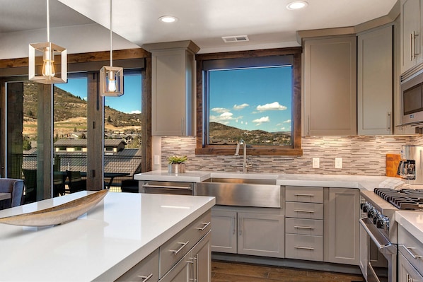 Fridge, microwave, oven, stovetop - Luxury condo with large deck, pool/hot tub, walk to ski access (Park City)