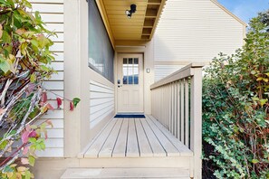 Exterior detail - Cheery townhome in Park City with large, furnished deck & private hot tub (Park City)