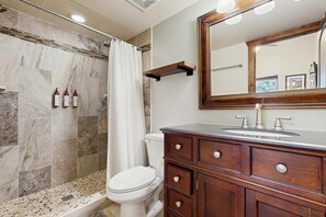 Shower, hair dryer, towels - Cheery townhome in Park City with large, furnished deck & private hot tub (Park City)