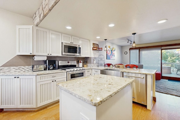 Fridge, microwave, oven, stovetop - Cheery townhome in Park City with large, furnished deck & private hot tub (Park City)