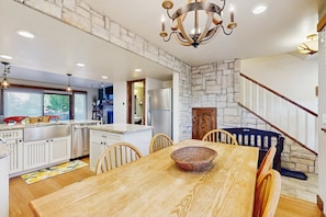 Dining - Cheery townhome in Park City with large, furnished deck & private hot tub (Park City)