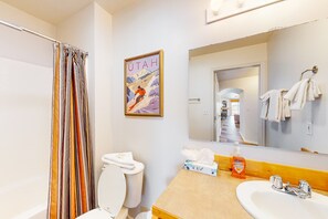 Shower, towels, shampoo - Amazing lake view condo with  fireplace, balcony, shared pool & hot tub (Heber City)
