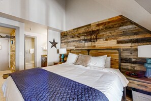 Iron/ironing board, WiFi, bed sheets - Upscale ski-in - ski-out condo with fireplace, all-season pool, hot tub & gym (Park City)