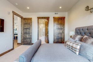 2 bedrooms, iron/ironing board, WiFi, bed sheets - Professionally designed mountain-view condo with a pool, grill, & fireplace (Park City)