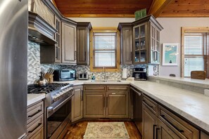 Fridge, microwave, oven, stovetop - Cozy, family-friendly home with  a private hot tub, gas fireplace, two decks, WiFi (Park City)