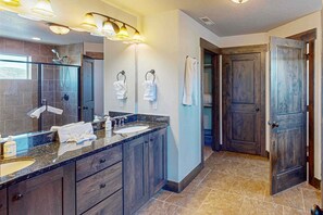 Shower, hair dryer, towels, shampoo - Spacious townhome with pool, private hot tub & clubhouse - Dog Friendly (Kamas)