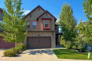 Exterior - Spacious townhome with pool, private hot tub & clubhouse - Dog Friendly (Kamas)