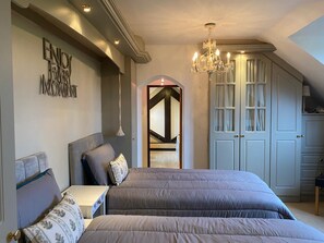 5 bedrooms, bed sheets - Stylish Farmhouse perfect Retreat/families. Sleeps 10.  Near Manchester Airport. (wilmslow)