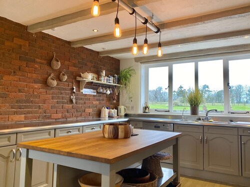 Stylish Farmhouse perfect Retreat/families. Sleeps 10.  Near Manchester Airport.