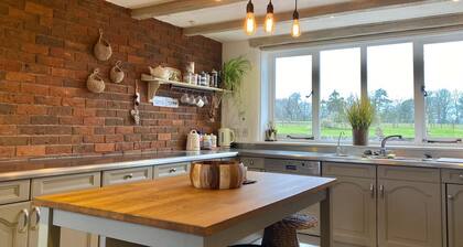 Stylish Farmhouse perfect Retreat/families. Sleeps 10. Near Manchester Airport.