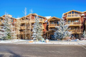 Exterior - Unbeatable mid-mountain condo in Silver Lake Village w/ shared pool & hot tub (Park City)