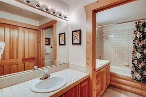 Shower, hair dryer, towels, shampoo - Unbeatable mid-mountain condo in Silver Lake Village w/ shared pool & hot tub (Park City)
