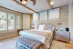 6 bedrooms, desk, iron/ironing board, WiFi