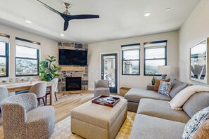 TV, fireplace, offices - Lakeview Condo with fireplace, gas grill & W&D - close to skiing, hiking, & lake (Heber City)