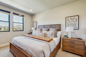 Tabla de planchar con plancha, wifi y ropa de cama