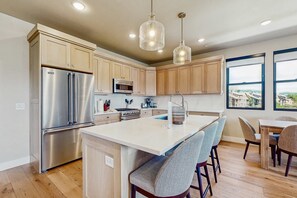 Fridge, microwave, oven, stovetop - Lakeview Condo with fireplace, gas grill & W&D - close to skiing, hiking, & lake (Heber City)