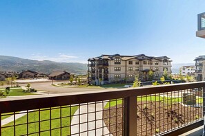 Property grounds - Lakeview Condo with fireplace, gas grill & W&D - close to skiing, hiking, & lake (Heber City)