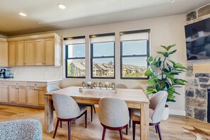 Dining - Lakeview Condo with fireplace, gas grill & W&D - close to skiing, hiking, & lake (Heber City)