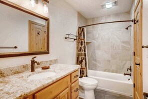 Ducha, secador de pelo, toallas y champú