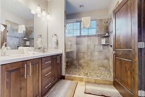 Shower, hair dryer, towels, shampoo - Three King Suites, 12 min to Deer Valley & Park City Resorts (Kamas)