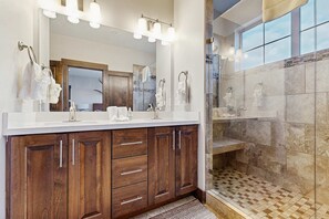 Dusche, Haartrockner, Handtücher, Shampoo