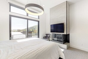 Desk, iron/ironing board, WiFi, bed sheets - New ski-in townhome at The Ridge with private hot tub & walkable Canyons Village (Park City)