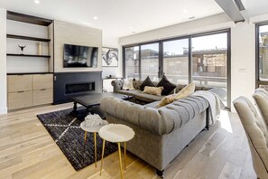 TV, fireplace, offices - New ski-in townhome at The Ridge with private hot tub & walkable Canyons Village (Park City)