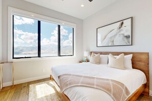 Desk, iron/ironing board, WiFi, bed sheets - Stunning house with  ski & lake views, private hot tub, private W&D (Hideout)