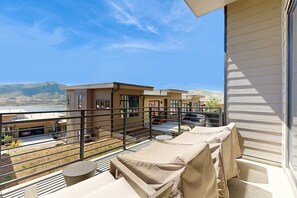 Terrace/patio - Stunning house with  ski & lake views, private hot tub, private W&D (Hideout)