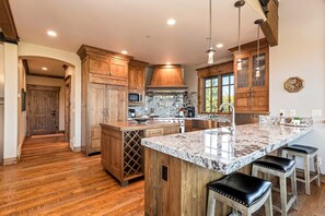 Fridge, microwave, oven, stovetop - Luxury townhome on the golf course with 3 fireplaces, gas grill, & great view (Park City)